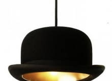 Spragnieni światła w listopadowej ciemności garniemy się do lamp... A czy zdajemy sobie sprawę, co nad nami zawisło? W najprostszym razie - cylinder albo melonik. <br /> LAMPY. Jeeves to niezwykła lampa wisząca projektu Brytyjczyka, Jake'a Phippsa. 880 zł, amandus.pl