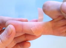Jak przykleić plaster na palec? Jak przykleić plaster na palec?