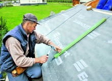 Membranę układa się na krokwiach pasami stroną zabezpieczoną przed promieniami UV na zewnątrz i mocuje kontrłatami. Do nich przybija się łaty montaż dachówek