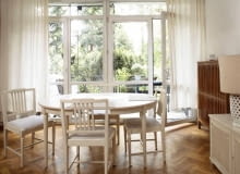 PRZED ZMIANĄ. Meble spójne stylowo i eleganckie, a jednak wnętrze pozbawione jest wyrazu. Jakie są tego powody? Przede wszystkim brak dekoracji, jednostajna kolorystyka i wrażenie pustki. WNETRZA - JADALNIA , MEBLE - PRZED METAMORFOZA