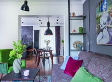 Główny pomysł na wystrój wnętrz domu polega na płynnym przenikaniu się nowych elementów ze starymi: odziedziczonym kredensem, lampami z okresu PRL i takich, które nawiązują stylem do dawnych lat – jak na przykład krzesła producenta Fameg przy stole.