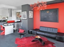 Azja, jej kultura, krajobrazy i kolory, to największa pasja gospodarzy. Stała się również źródłem inspiracji podczas urządzania mieszkania. Każde pomieszczenie kojarzy się z inną częścią tego kontynentu. <BR /> MIESZKANIE. Wystrój pokoju i kuchni nawiązuje do wspomnień z Chin. Czarna kanapa i obraz kontrastują z tłem - ścianą pomalowaną na mocny odcień czerwieni (jak w Zakazanym Mieście). Do tego czerwone akcenty: chińska poduszka z frędzlami, szezlong i lampa złożona ze stu papierowych żurawi (origami zrobione przez właścicielkę).