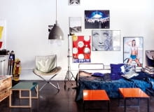 Wystrój salonu często się zmienia. Pod lampą kiedyś stał stół, teraz kanapie towarzyszą stoliczki z blatami z blachy (Habitat). Marta wprawną ręką i z poczuciem humoru zestawia żywiołowe kolory i wyraziste formy. mieszkanie na Starej Ochocie w Warszawie