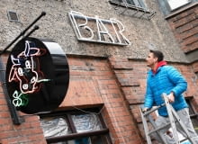 02.04.2015 Olsztyn . Kamil Hagemajer z Mleczarni Jerozolimskiej, wspolwlasciciel Baru Mlecznego przy ul. Kollataja , reklamujacego sie neonami . Fot. Przemyslaw Skrzydlo / Agencja Gazeta