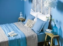 <B>MEBLE</B>: łóżko - 1938 zł, Decolor; stołki-stoliki - 495 zł/szt., Inne Meble. <B>POZOSTAŁE</B>: lampy - 29,99 zł, IKEA; pikowana narzuta - 1200 zł, poduszki (niebieskie) - 199 zł/szt., wazon - 189 zł, Nap; obrus, 140 x 270 zł (jako niebieska narzuta) - 520 zł, Malabelle; poszewki na poduszki (białe) - 379 zł/komplet pościeli, Eurofirany Targówek; poduszka (popielata) - 150 zł, Decolor; prześcieradło - 32,99 zł, F&F Home; budda - 49 zł, sztuczne kwiaty - 28 zł/gałązka, home&you; budzik - 29 zł, Meble Vox; kapcie skórzane - 139 zł, zakładka do książki - 35 zł, Maroko Art; dywanik - 1899 zł, House & More. <B>NA ŚCIANIE</B>: farba ekologiczna Natura, kolor 'Blue Hydrangea' 2062-60 - 131 zł/l, Benjamin Moore; tapeta - 59,90 zł/rolka, Leroy Merlin. 11.03.2015 , wnętrza , kolor i wzór , błękit , WNĘTRZA DEKORACJE