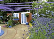 Prosta pergola przyciąga wzrok intensywną barwą zsynchronizowaną z odcieniem kwiatów na rabatach Jardin pour enfant, Jardin pour handicap , Massif, Lavandula, Lavande, Pergola m tal, Agapanthus, Wisteria, Glycine SLOWA KLUCZOWE: Agapanthus Blaue Blauregen Duftpflanze Gebšude Glycinie Glyzine Glyzinie Hochbeet Hochbeete Kletterpflanze Lavendel Pergola Pflanzen Schmucklilie Schmucklilien Sommer SommerblŁher Violet Wege aromatisch blau duftend einzeln immergrŁn lila-blau moderner Garten monochrom Wisteria