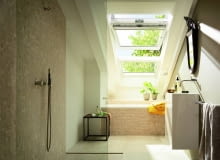 W starym dachu najprostszym rozwiązaniem jest zestawienie okien połaciowych w pionie. Zdarza się, że krokwie nie są rozmieszczone w równych odległościach