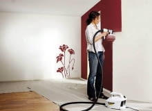 Malowanie ścian. Aby równomiernie rozpylić farbę pistoletem, trzeba nauczyć się równego prowadzenia go na tzw. luźnym nadgarstku Malowanie ścian. Aby równomiernie rozpylić farbę pistoletem, trzeba nauczyć się równego prowadzenia go na tzw. luźnym nadgarstku