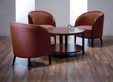 STOLIKI. <B>Drewniane, szklane, stalowe. Okrągłe, prostokątne, czasem fantazyjnie zdobione. Funkcjonalne i eleganckie uzupełnienie wystroju salonu. Słowem - stoliki kawowe.</B> <BR > STOLIK KAWOWY Cyryl, fornirowane drewno bukowe, śr. 85 cm, wys. 49,5 cm, 699 zł, Paged Meble