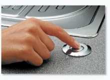 Przycisk pneumatyczny do uruchamiania młynka do odpadów zapewnia bezpieczeństwo pracy. akcesoria zlewozmywakowe, zlew, zlewy, zlewozmywak, zlewozmywaki, wyposażenie kuchni