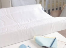 <B>Rodzice Leosia dołożyli starań, aby ich kilkumiesięczny synek dorastał w pogodnym, jasnym otoczeniu. Taki klimat w pokoju malca tworzą meble i dodatki w odcieniach bieli i błękitu. W roli dekoracji pojawiły się motywy nawiązujące do imienia chłopca.</B> <BR /> PRZED ZMIANĄ. Kiedy Leoś się urodził, czekał już na niego nowy pokoik. Rodzice wybrali tylko niezbędne meble: łóżeczko oraz komodę z przewijakiem. Ostateczny szlif, który nadał wnętrzu charakter, pozostawili stylistce.