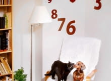 Zrób to sam: zegar na Nowy Rok. Już czas powitać Nowy Rok. Ostatnie minuty starego odmierzmy na własnoręcznie wykonanym zegarze. Aby nie przeoczyć północy, proponujemy zrobić zegar naprawdę bardzo widoczny. ZROB TO SAM ZEGAR WYKONANIE STYLIZACJA JOLANTA KOLARY FOT. MARIUSZ PIETRON PUBLIKACJA CZTERY KATY NR 1 (159) - 1.2005