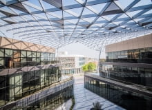 Organiczna konstrukcja przeszklenia dachowego w systemie Grid2Shell kreuje przestrzenną atmosferę.