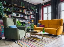 Stylowy salon - zieleń świetnie prezentuje się na tle czerni. Dopełnieniem aranżacji będą tapicerowane meble w żywych kolorach Wystrój salonu