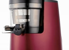 <B> Świeżo wyciśnięty sok to prawdziwa skarbnica witamin oraz mikro- i makroelementów. Nie dorówna mu żaden gotowy napój z kartonu lub butelki. Dlatego zachęcamy do zainwestowania w urządzenie, które wyciśnie sok z warzyw, owoców, ziół, a nawet ziaren i orzechów. </B><BR /> Sokowirówka czy wyciskarka do soku które urządzenie wybrać? <BR /> *Sokowirówka rozdrabnia owoce, a następnie oddziela sok od miąższu tak, że jest on klarowny. Jednak szybkie obroty powodują tarcie, w wyniku czego sok nagrzewa się i zostaje natleniony, dlatego ma mniej wartości odżywczych oraz jest nietrwały (należy go wypić zaraz po wyciśnięciu). <BR /> *W wyciskarce owoce, warzywa, zioła, a nawet ziarna i orzechy są miażdżone. Wałek, który to powoduje, obraca się powoli, nie wytwarza się ciepło, dlatego produkty nie napowietrzają się. Wyciśnięty sok jest gęstszy i mniej klarowny od tego z sokowirówki, ale zawiera więcej wartości odżywczych. <BR /> *Sokowirówki pracują szybciej niż wyciskarki, jednak są mniej wydajne - z tej samej ilości owoców lub warzyw uzyskamy mniej soku. Ponadto nie wszystkie modele są w stanie wycisnąć sok z warzyw, roślin liściastych oraz ziół. <BR /> Na zdj. HUROM HH 2G, wyciskarka, moc 150 W, cena: 2290 zł puregreen.pl <B> Świeżo wyciśnięty sok to prawdziwa skarbnica witamin oraz mikro- i makroelementów. Nie dorówna mu żaden gotowy napój z kartonu lub butelki. Dlatego zachęcamy do zainwestowania w urządzenie, które wyciśnie sok z warzyw, owoców, ziół, a nawet ziaren i orzechów. </B><BR /> Sokowirówka czy wyciskarka do soku które urządzenie wybrać? <BR /> *Sokowirówka rozdrabnia owoce, a następnie oddziela sok od miąższu tak, że jest on klarowny. Jednak szybkie obroty powodują tarcie, w wyniku czego sok nagrzewa się i zostaje natleniony, dlatego ma mniej wartości odżywczych oraz jest nietrwały (należy go wypić zaraz po wyciśnięciu). <BR /> *W wyciskarce owoce, warzywa, zioła, a nawet ziarna i orzechy są miażdżone. Wałek, który to powoduje, obraca się powoli, nie wytwarza się ciepło, dlatego produkty nie napowietrzają się. Wyciśnięty sok jest gęstszy i mniej klarowny od tego z sokowirówki, ale zawiera więcej wartości odżywczych. <BR /> *Sokowirówki pracują szybciej niż wyciskarki, jednak są mniej wydajne - z tej samej ilości owoców lub warzyw uzyskamy mniej soku. Ponadto nie wszystkie modele są w stanie wycisnąć sok z warzyw, roślin liściastych oraz ziół. <BR /> Na zdj. HUROM HH 2G, wyciskarka, moc 150 W, cena: 2290 zł puregreen.pl