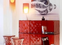 Meble. Regały, szafki, siedziska i wszystkie inne rodzaje sprzętów niezbędne w mieszkaniu. Powinny jednak czymś zaskakiwać - jeśli nie oryginalną formą, to przynajmniej materiałem czy barwą nietypowymi dla wnętrz mieszkalnych. 14.04.2008 WARSZAWA SESJA WNETRZE NA ZDJECIU STYL TECHNO STYLIZACJA KAROLINA SWIDERSKA DLA CZASOPISMA CZTERY KATY FOT. ARKADIUSZ SCICHOCKI / AGENCJA GAZETA PUBLIKACJA CZTERY KATY NR 6 (200) - 6 2008