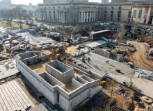 Budowa "nowej trybuny" przed PKiN