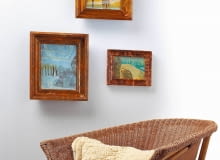 Pozłacanie przedmiotów nie wymaga szczególnych umiejętności. Można to zrobić samemu w domowych warunkach. Wystarczy pokryć powierzchnię tzw. szlakmetalem, czyli cienkimi płatkami złota, srebra, brązu bądź miedzi. Jeśli chcemy osiągnąć efekt patyny, pozłoconą powierzchnię trzeba dodatkowo postarzyć. Stosujemy do tego substancję trawiącą, np. oksydę jubilerską. 28.07.2005 DLA CZTERY KATY TRZY SPOSOBY NA OZDOBIENIE SCIAN W POKOJU 1. MALOWANIE WYKONANIE BOGDAN ROZBICKI STYLIZACJA ANETA KOSIBA FOT. LUKASZ ZANDECKI / AGENCJA GAZETA PUBLIKACJA CZTERY KATY NR 2 (172) - 2.2006 SLOWA KLUCZOWE: WNETRZA ZDJĘCIE DO WKŁADKI: PUBLIKACJA CZTERY KATY NR 2 (172) - CZASOPISMA