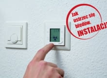 Ciekłokrystaliczne panele sterujące pracą wentylacji mechanicznej montuje się zazwyczaj na ścianie, na tej samej wysokości co termostaty systemu grzewczego Ciekłokrystaliczne panele sterujące pracą wentylacji mechanicznej montuje się zazwyczaj na ścianie, na tej samej wysokości co termostaty systemu grzewczego