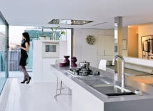 Kuchnie. Wystarczy kilka charakterystycznych urządzeń i dodatków, by wnętrze nabrało wyrazistego charakteru. Oto nasze propozycje do kuchni utrzymanych w trzech różnych stylach.<br/> <b>Minimalizm</b> w kuchni oznacza prostotę i aranżacyjną oszczędność. Główna zasada brzmi: im mniej, tym lepiej. Dominuje stal nierdzewna i szkło, kolory są zdecydowanie ciemne lub jasne, a meble - bez ozdób.