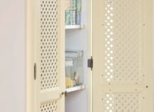 Schowek na jedzenie nie musi być duży - wystarczy, by można było stanąć w progu i sięgnąć po wybrany produkt. W tej roli sprawdzi się więc nawet płytka szafka między wejściem a kuchnią Schowek na jedzenie nie musi być duży - wystarczy, by można było stanąć w progu i sięgnąć po wybrany produkt. W tej roli sprawdzi się więc nawet płytka szafka między wejściem a kuchnią