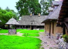 studnia, podwórko, drewniane domy, domy z drewna