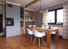 Wioletta i Marek sami urządzili swój dom, eksperymentując i zdobywając przy tym ciekawe doświadczenia dekoratorskie. Pomocą służyła im przede wszystkim wyobraźnia, a zastosowane rozwiązania pozwoliły zaspokoić własne oczekiwania. <BR /> DOM. Kuchnia jest niewidoczna od strony pokoju dziennego. Pomieszczenia oddziela murowany barek i kominek obudowany płytą gipsowo-kartonową. Dębowe belki pod sufitem i przy barku mają ponad sto lat - pochodzą z rozebranego starego domu. OLYMPUS DIGITAL CAMERA