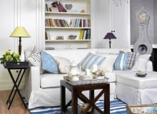 Dodatki rodem z wiejskiej chaty kontrastują z luksusowymi, nierzadko pałacowymi elementami wystroju. styl hampton salon