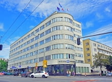 Budynek ZUS, ul. 10 Lutego 24. Zaprojektowany przez Romana Piotrowskiego jako siedziba Zakładu Ubezpieczeń Społecznych, zrealizowany w latach 1935 - 36. Jeden z symboli modernistycznej architektury Gdyni. Po wojnie był siedzibą Polskich Linii Oceanicznych, dziś mieszczą się tu różne firmy i instytucje - m.in. Miejska Informacja Turystyczna Budynek ZUS, ul. 10 Lutego 24. Zaprojektowany przez Romana Piotrowskiego jako siedziba Zakładu Ubezpieczeń Społecznych, zrealizowany w latach 1935 - 36. Jeden z symboli modernistycznej architektury Gdyni. Po wojnie był siedzibą Polskich Linii Oceanicznych, dziś mieszczą się tu różne firmy i instytucje - m.in. Miejska Informacja Turystyczna