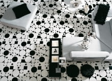 Odważna kolorystycznie wykładzina w postaci geometrycznej układanki stanowi tło dla wnętrza konsekwentnie zaprojektowanego w barwach bieli i czerni. Odważna kolorystycznie wykładzina w postaci geometrycznej układanki stanowi tło dla wnętrza konsekwentnie zaprojektowanego w barwach bieli i czerni.