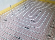 W systemie Kisan Comfort w wersji mokrej stosuje się płyty systemowe pokryte folią tworzywową metalizowaną stanowiącą zabezpieczenie przed wilgocią