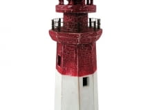 Jak wiadomo, znad morza przywozi się ciupagi oraz wspomnienie zeszłorocznego dorsza podanego w smażalni. Żeby więc zakosztować prawdziwej nadmorskiej atmosfery udajmy się raczej do sklepu, gdzie zaopatrzymy się w przedmioty bezpośrednio związane z wielką wodą, oraz do stoiska z rybami. Wędrówkę zakończmy w bibliotece, gdzie wypożyczymy odpowiednią lekturę, chociażby "Moby Dicka" lub "Latarnika". Dekoracja z drewna, 24,95 zł, fabryka-motyli.pl