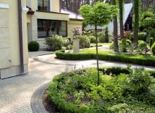 B| Aranżacja ogrodu. Od frontowej strony budynku rosną głównie różaneczniki i bukszpany. Obwódki wprowadzają ład i harmonię B| Aranżacja ogrodu. Od frontowej strony budynku rosną głównie różaneczniki i bukszpany. Obwódki wprowadzają ład i harmonię