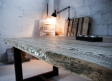 Stół LoftTable od Blaise Handmade Furniture z Choczni. Blat stołu zrobiony został z fosztów jesionowych. Na jego krawędzi widać ślady pozostawione przez korniki. Piękna rzecz! Cena: 5999 zł. stare drewno, drewno z odzysku, meble ze starego drewna, drewniane meble, polski design