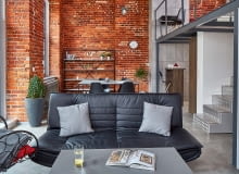 Zwykłe grzejniki płytowe jeszcze na etapie budowy wymieniono na stylizowane żeberkowe, które lepiej wpisują się w klimat pofabrycznego wnętrza. Zwykłe grzejniki płytowe jeszcze na etapie budowy wymieniono na stylizowane żeberkowe, które lepiej wpisują się w klimat pofabrycznego wnętrza.