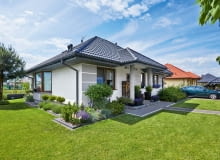 Działka przy domu ma około 600 metrów kwadratowych. Drzewa, wzorem holenderskich ogrodników, Joanna kształtuje przy pomocy specjalnych 'rusztowań'. Działka przy domu ma około 600 metrów kwadratowych. Drzewa, wzorem holenderskich ogrodników, Joanna kształtuje przy pomocy specjalnych 'rusztowań'.