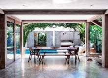 Jadalnia głównego domu, podobnie jak pokoje w chatce dla gości, wychodzą na dziedziniec z basenem. Jadalnia głównego domu, podobnie jak pokoje w chatce dla gości, wychodzą na dziedziniec z basenem.