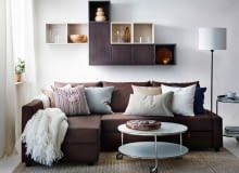 Gładko ułożone pledy to relikt minionej epoki. Ułóż je niedbale, a wnętrze będzie wyglądać przytulniej Gładko ułożone pledy to relikt minionej epoki. Ułóż je niedbale, a wnętrze będzie wyglądać przytulniej