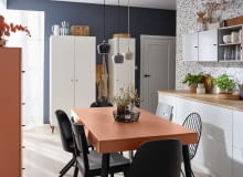 Lampy wiszące Cohen występują w trzech stonowanych kolorach, które dodadzą uroku każdej kuchni. Lampy wiszące Cohen występują w trzech stonowanych kolorach, które dodadzą uroku każdej kuchni.