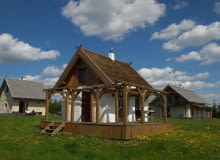 Wszystkie trzy domu Osady Słomiany Zapał - każdy wybudowany ze słomianych kostek dom ze słomy
