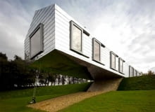 Balancing Barn to najnowsza realizacja holenderskiego biuro MVRDV. Zwisająca bryła znajduje się w małej wiosce w Wielkiej Brytanii. I ty możesz zamieszkać w Balancing Barn. wielka brytania, dom, nietypowe, mvrdv