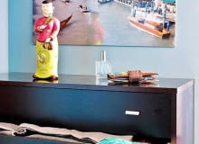 Wnętrza. Wysoka komoda z pojemnymi sześcioma szufladami jest przeznaczona na drobne części garderoby. Wybierając mebel, zwróćmy uwagę na prowadnice - wygodniej korzysta się z szuflad, które wysuwają się do końca. WNETRZA , PRZEDPOKOJ , MEBLE - KOMODA