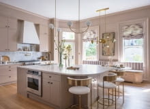 Tara Ultra w kolorze Brushed Champagne (22-karatowe złoto). Tarę można znaleźć także w drugim zlewie, jako kran barowy. Tara Ultra w kolorze Brushed Champagne (22-karatowe złoto). Tarę można znaleźć także w drugim zlewie, jako kran barowy.