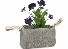 <B>Szydełkowanie i robienie na drutach znów stało się modne. Do tego stopnia, że projektanci stroją w dzianinowe ubranka nawet domowe przedmioty. A to, czego ubrać nie mogą, ozdabiają wzorem słupków, warkoczy czy ściągaczy.</B> <BR />Donica, beton - 78 zł, bellemaison.pl <B>Szydełkowanie i robienie na drutach znów stało się modne. Do tego stopnia, że projektanci stroją w dzianinowe ubranka nawet domowe przedmioty. A to, czego ubrać nie mogą, ozdabiają wzorem słupków, warkoczy czy ściągaczy.</B> <BR />Donica, beton - 78 zł, bellemaison.pl