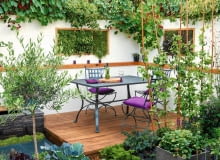 STONOWANA KOLORYSTYKA tarasu sprzyja relaksowi. Do tego wygodne meble, zielony "parawan", ziołowy obraz na ścianie. Small Garden SLOWA KLUCZOWE: show rhs