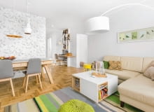 Całe mieszkanie jest utrzymane w jasnych neutralnych barwach: bielach, szarościach, beżach. W pokoju dziennym tę spokojną kolorystykę ożywiają akcenty zieleni oraz mocnej żółci. salon z jadalnią, pokój dzienny