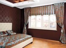 Modna dekoracja okna - upięte na stałe, zawieszone na krótkich karniszach zasłony oraz rolety rzymskie, którymi reguluje się dopływ światła do wnętrza. Na ogół szyje się je z tkanin o różnych wzorach, ale zharmonizowanych kolorystycznie. Taka ozdoba jest, niestety, dość droga. Proponujemy więc wykonać ją samodzielnie, co pozwoli zaoszczędzić trochę pieniędzy. Poradzi z tym sobie nawet osoba niewprawiona w szyciu. Pokazujemy, jak to zrobić.