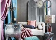 <B>Jedwab oraz materiały imitujące jego połysk mienią się i zmieniają swój odcień zależnie od barwy i mocy padającego na nie światła. Nie potrzeba ich wiele, by stworzyć we wnętrzu atmosferę luksusu.</B> <BR />MEBLE: szezlong - 5700 zł, Cube; stolik - 919 zł, komódka - 1950 zł, 9Design; parawan - 1700 zł, Decolor. POZOSTAŁE: lampa, abażur z jedwabiu - 2450 zł, Decodore; świecznik - wzór, House & More; kieliszek - 49 zł, home&you; poszewka na wałek, sztuczny jedwab - 65 zł, Nap; poszewka na poduszkę (różowa), jedwab - 99 zł, narzuta, jedwab i poliester - 1590 zł, zasłona (niebieska), sztuczny jedwab - 290 zł, Almi Decor; tkanina, jedwab (różowa, jako zasłona) - 180 zł/m.b., Home Sweet Home; chwost - 58,40 zł, Eurofirany; poduszka (na podłodze) - wzór, Decodore; tkanina (różowa, na podłodze), sztuczny jedwab - 54,40 zł/m.b., tkanina (szara, na podłodze), sztuczny jedwab - 47 zł/m.b., Eurofirany; waza - 320 zł, Farma Kolonialna. NA ŚCIANIE: farba Creations Moonlight Kosmiczna noc - 130 zł/2,5 l, Dulux. 23.05.2013 , WNETRZA , DEKORACJE , TEMAT JEDWAB , SESJA DLA : CZTERY KATY , STYLIZACJA JOANNA PLACHECKA . FOT. MICHAL MUTOR SLOWA KLUCZOWE: WNETRZA DEKORACJE