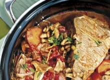 07.07.2009 KUCHNIA GRZYBY STROGANOW Z DZICZYZNA I GRZYBAMI - POTRAWA MIESNA STYLIACJA TOMASZ WOZNIAK FOT. MARCIN KLABAN / AGENCJA GAZETA PUBLIKACJA KUCHNIA NR 9 (175) - 9 2009