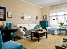 <B>Agnieszka kocha zmiany. Przemalowuje ściany i meble, przykrywa pokrowcami fotele, wciąż upiększa swoje mieszkanie różnymi dodatkami. Jak mówi, to szybki i prosty sposób, by nadać opatrzonym już wnętrzom nowy charakter lub modny wygląd, w dodatku nie rujnując portfela.</B> <BR />W pokoju dziennym panuje eklektyzm. Pamiątki z&#8200;podróży (jak afrykańska maska czy narzuta na kanapie przywiezione z RPA) zgodnie współistnieją z&#8200;dziełami sztuki, a meble z okresu art&#8200;déco tworzą harmonijną całość ze sprzętami o prowincjonalnym rodowodzie. Agnieszka, przeprowadzając się do kolejnych mieszkań, nie rozstaje się z tymi rzeczami. Gdy się jej&#8200;opatrzą, zmienia ich&#8200;wygląd. I tak na przykład blat stolika kawowego zastąpiła ostatnio&#8200;nowym, z wiekowego drewna, a&#8200;stolik przy fotelu i szafkę w rogu przemalowała na turkusowo.